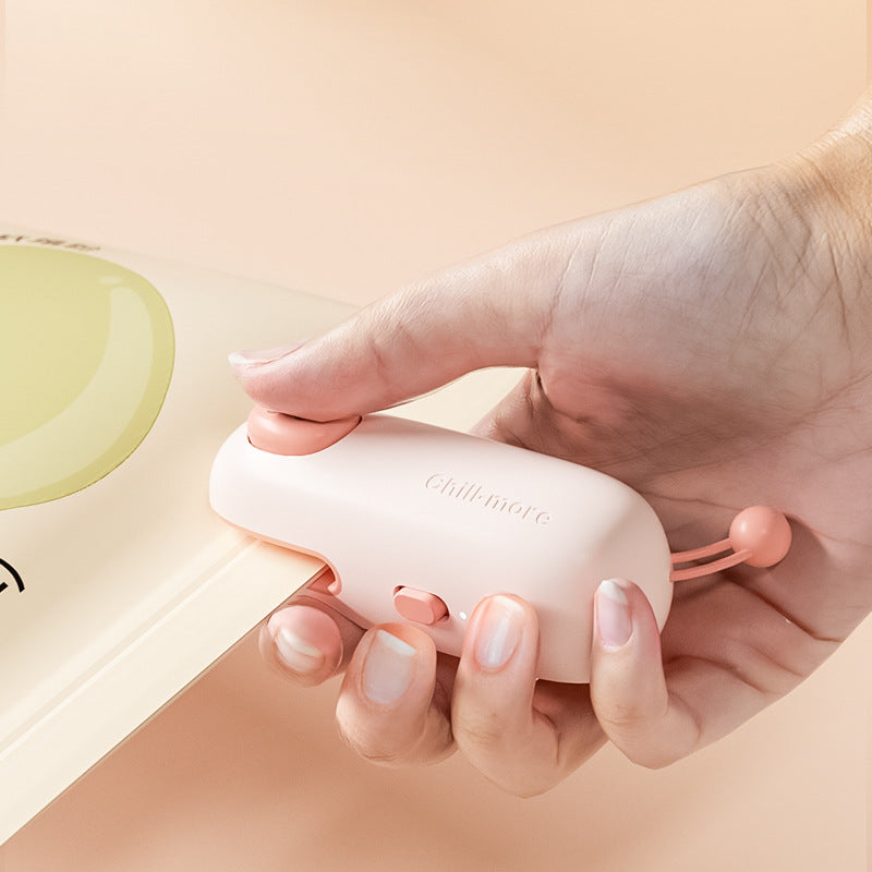 Handheld food sealer with built-in cutter
